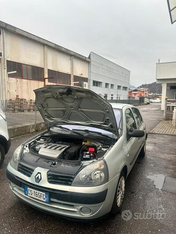 Usata Renault Clio II 95 CV (69 kW) 2003 Grigio Berlina