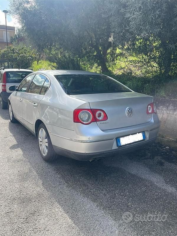 Usata VW Passat 140 CV (102 kW) 2005 Grigio Berlina