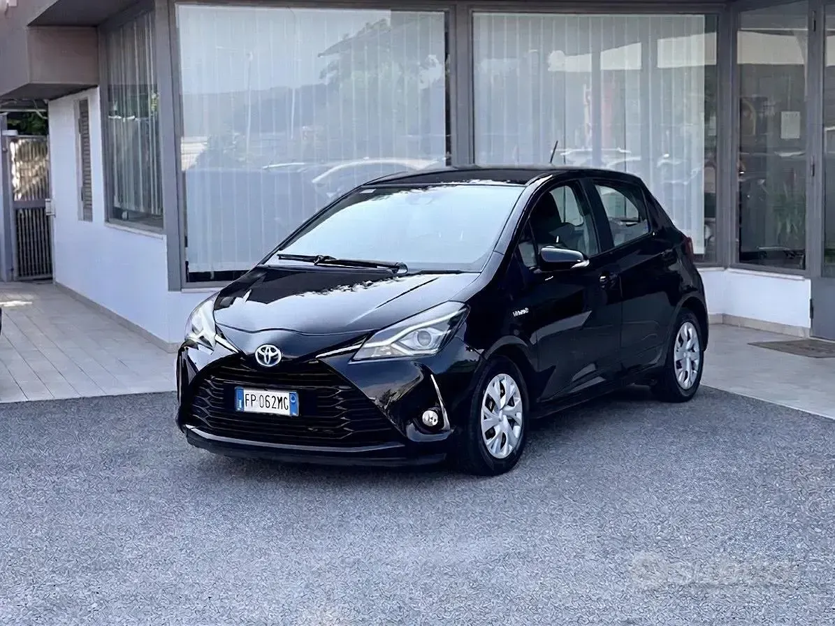 Usata Toyota Yaris Hybrid 73 CV (53 kW) 2018 Nero Berlina