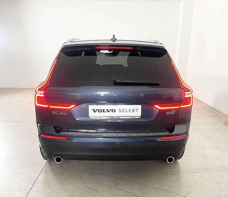 Usata Volvo XC60 Momentum 197 CV (144 kW) 2021 Denim blue (metallizzato) SUV