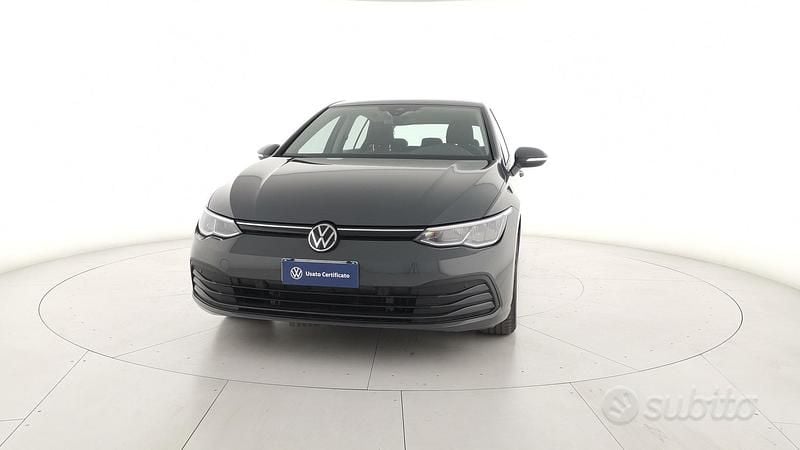 Grigio Usata 2021 VW Golf VIII Life Tre volumi | 20.500 € (Ottimo prezzo) - Immagine 1/4