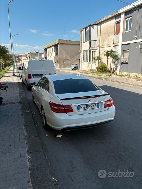 Usata Mercedes E220 170 CV (125 kW) 2011 Bianco Coupé