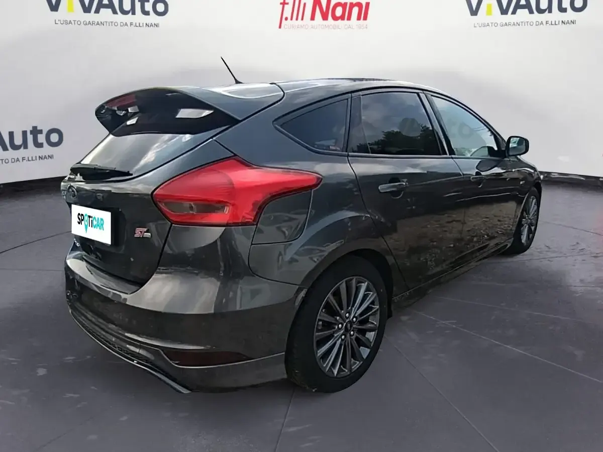 Usata Ford Focus ST-Line 120 CV (88 kW) 2017 Grigio scuro Utilitaria