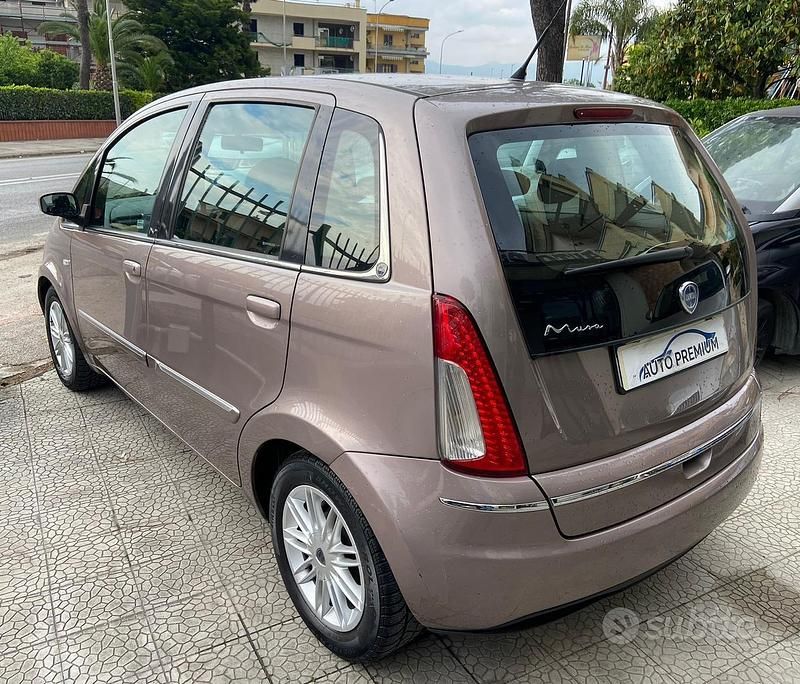 Usata Lancia Musa 95 CV (69 kW) 2008 Beige Monovolume