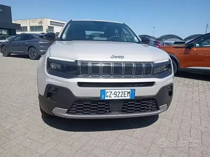 Usata Jeep Avenger Altitude 101 CV (74 kW) 2024 Beige SUV