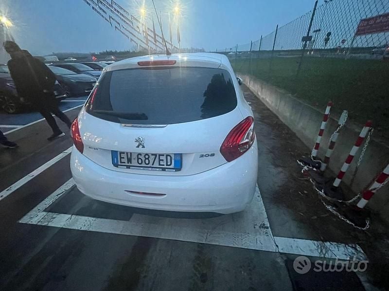 Usata Peugeot 208 Active 68 CV (50 kW) 2014 Bianco Utilitaria