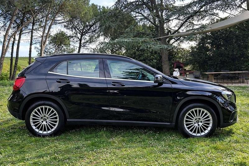 Begagnad Mercedes GLA180 Business 109 HK (80 kW) 2017 Svart SUV