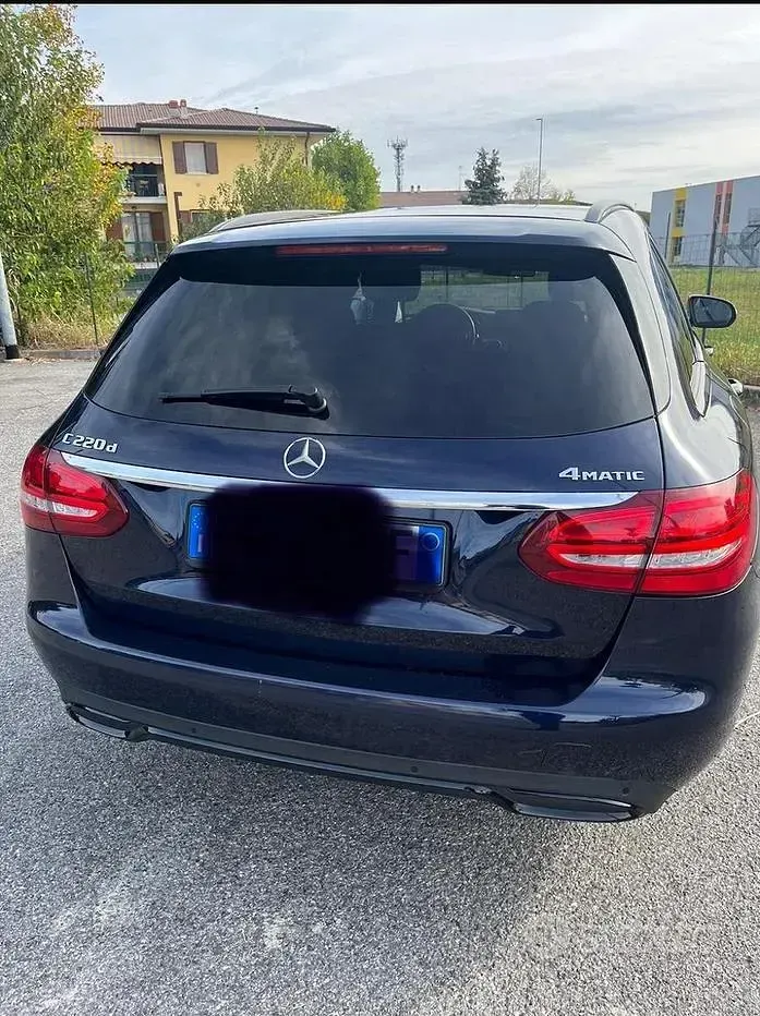 Usata Mercedes 220 Premium 170 CV (125 kW) 2016 Blu Station wagon