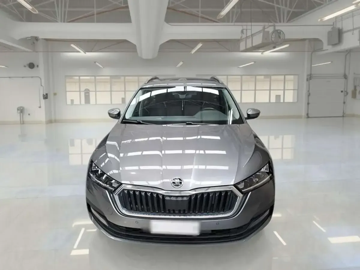Usata Skoda Octavia Executive 116 CV (85 kW) 2023 Grigio Station wagon
