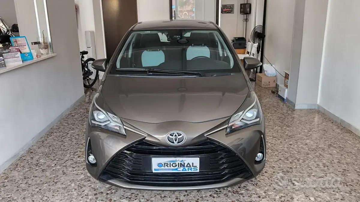 Usata Toyota Yaris Lounge 69 CV (50 kW) 2018 Marrone Berlina