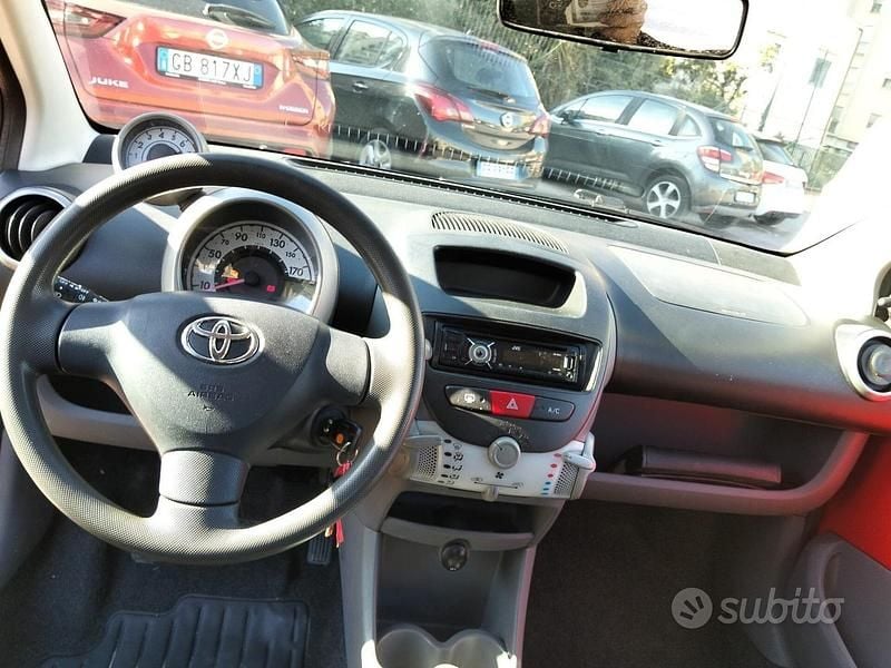 Usata Toyota Aygo 68 CV (50 kW) 2012 Rosso Utilitaria