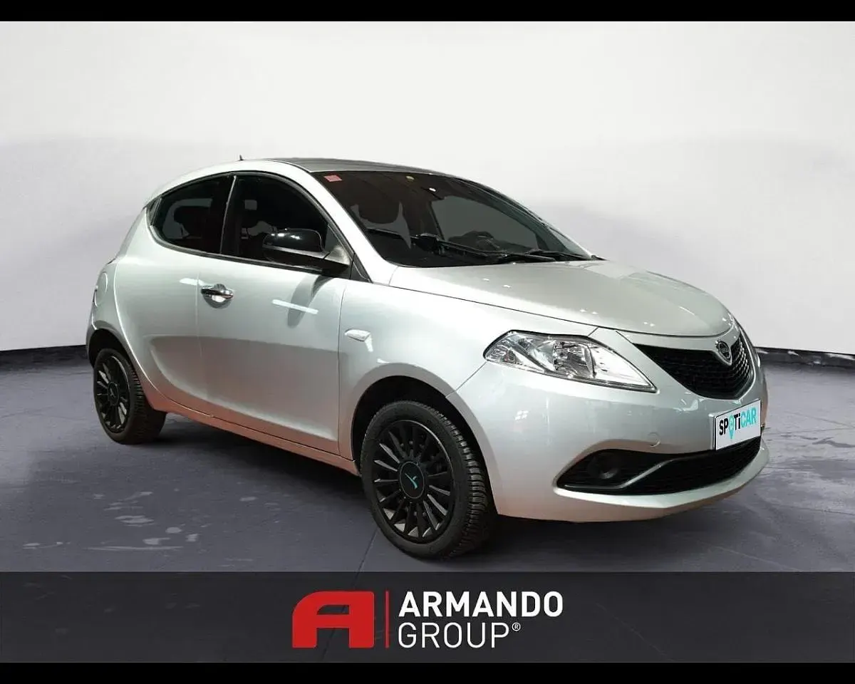Usata Lancia Ypsilon Gold 69 CV (50 kW) 2019 Grigio Utilitaria