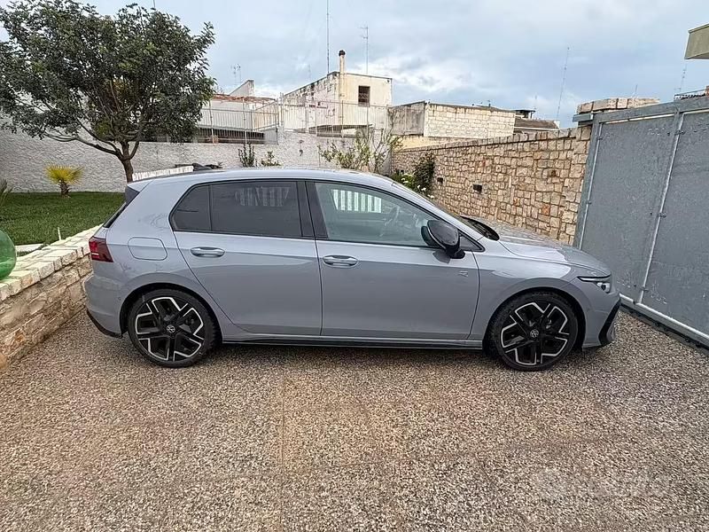 Usata VW Golf VIII R-line Plus 150 CV (110 kW) 2025 Grigio Berlina