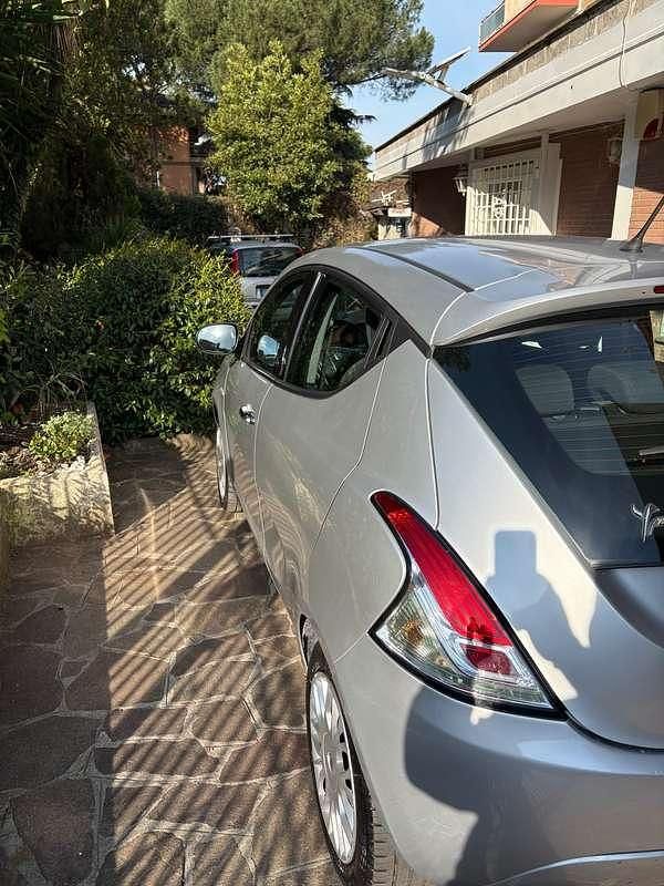 Usata Lancia Ypsilon 69 CV (50 kW) 2015 Argento Utilitaria