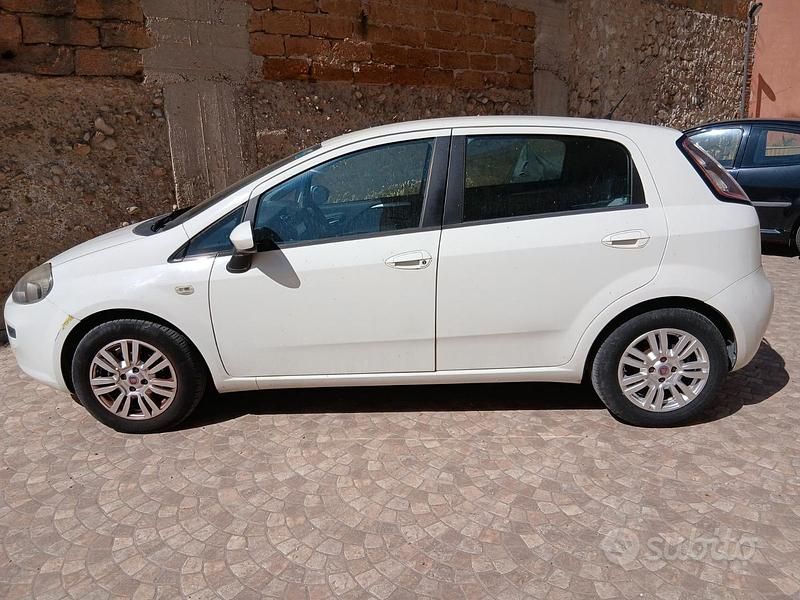 Usata Fiat Grande Punto 75 CV (55 kW) 2012 Bianco Utilitaria
