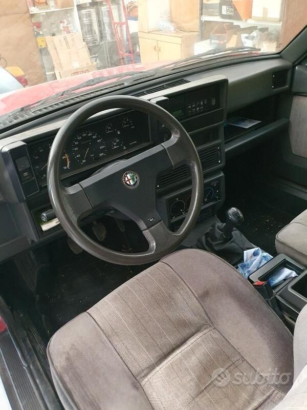 Usata Alfa Romeo 75 105 CV (77 kW) 1991 Rosso Berlina