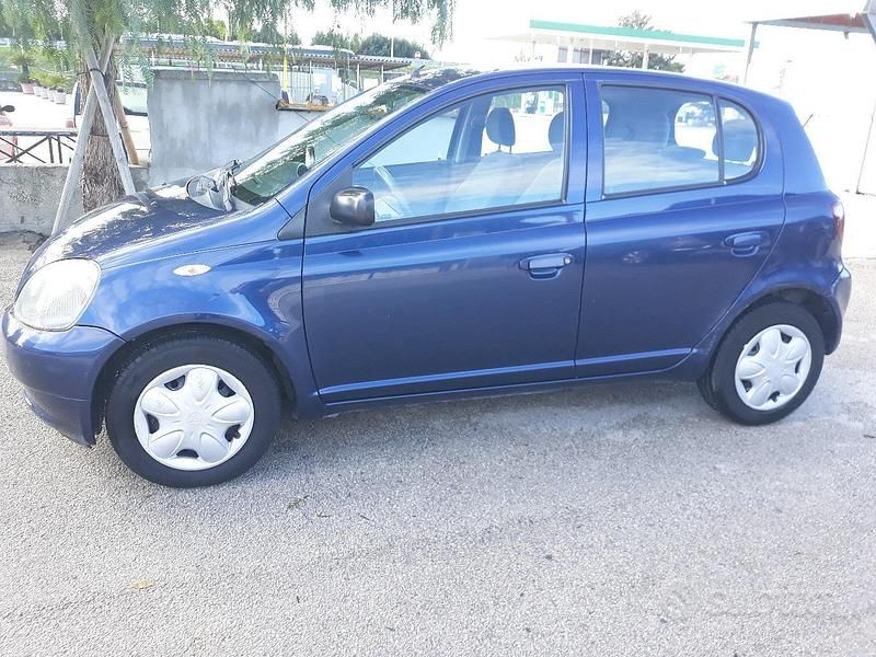Usata Toyota Yaris 68 CV (50 kW) 2000 Blu Utilitaria