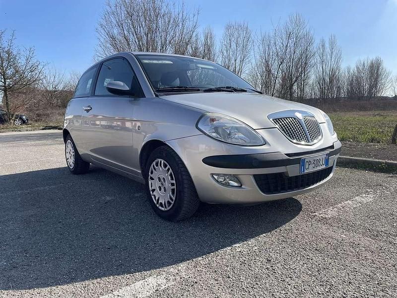 Usata Lancia Ypsilon 60 CV (44 kW) 2004 Grigio Utilitaria