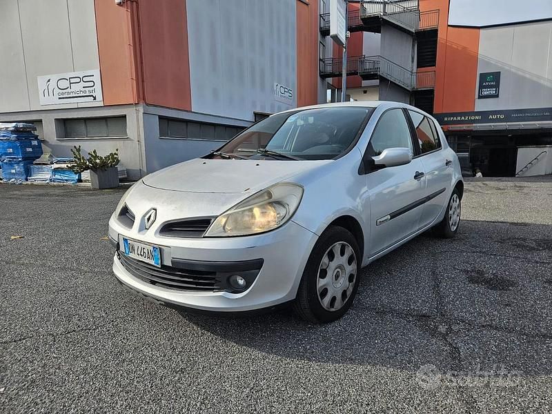 Grigio Usata 2008 Renault Clio III Rip Curl Due volumi | 2500 € (Buon prezzo) - Immagine 1/4