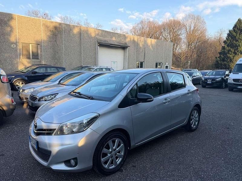 Usata Toyota Yaris Lounge 90 CV (66 kW) 2012 Argento Utilitaria