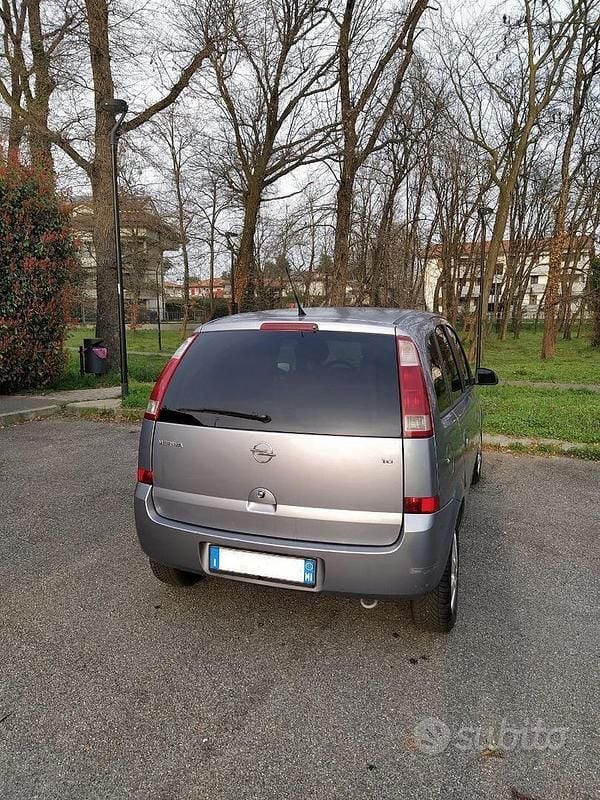 Usata Opel Meriva Cosmo 100 CV (73 kW) 2003 Grigio Monovolume