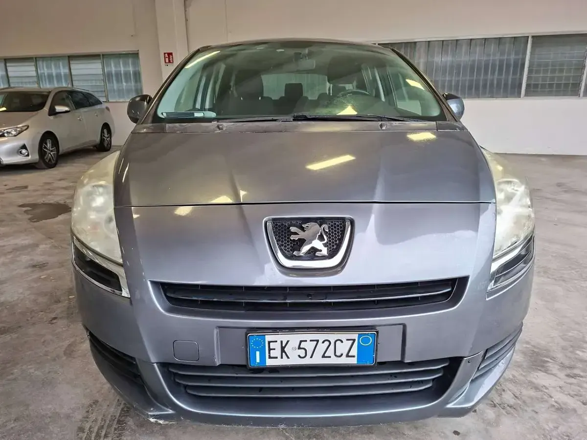 Usado Peugeot 5008 Business-Line 111 HP (81 kW) 2011 Cinzento Monovolume