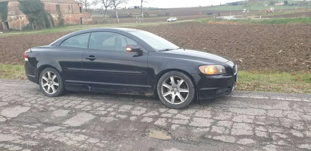 Usata Volvo C70 Momentum 179 CV (131 kW) 2008 Nero Cabrio