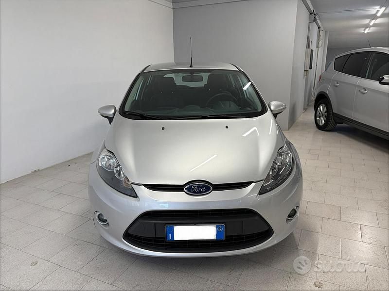 Usata Ford Fiesta Titanium 60 CV (44 kW) 2012 Grigio Utilitaria