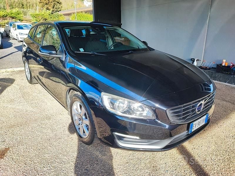 Usata Volvo V60 Momentum 114 CV (83 kW) 2014 Nero Station wagon