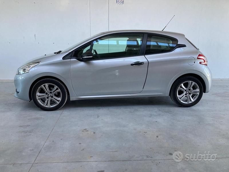 Usata Peugeot 208 Access 68 CV (50 kW) 2014 Grigio Utilitaria