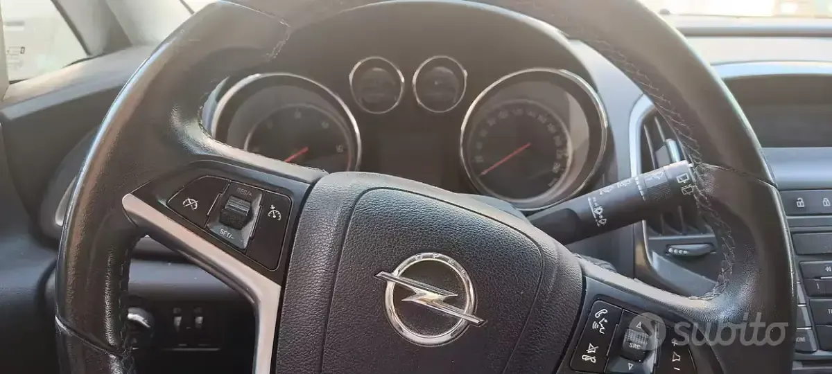 Usata Opel Astra 80 CV (58 kW) 2011 Grigio Berlina