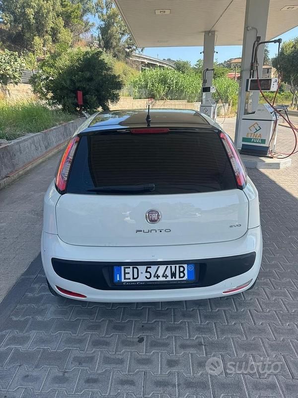 Usata 2012 Fiat Punto Due volumi | 5000 € (Cara) - Immagine 1/4