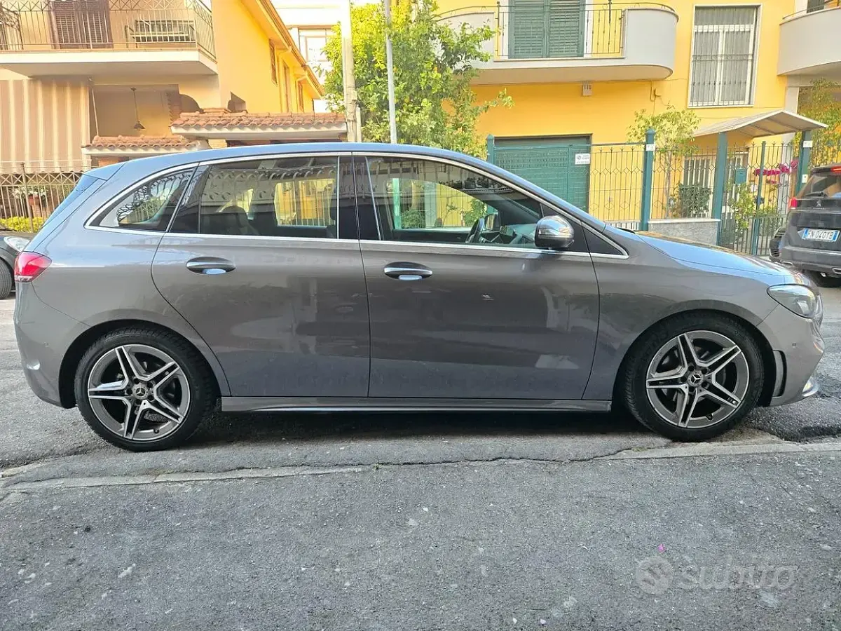 Käytetty Mercedes B180 AMG Line Premium 116 HP (85 kW) 2022 Harmaa Tila-auto