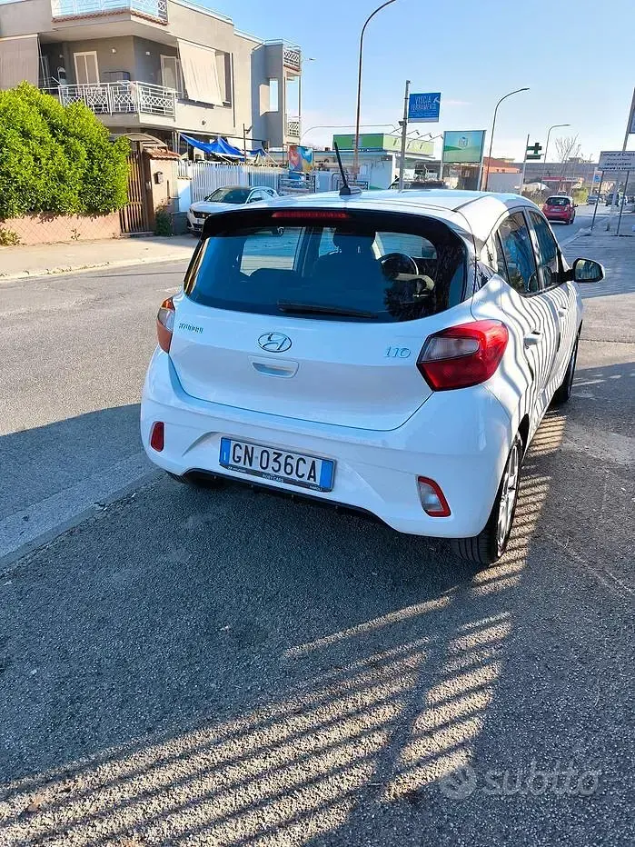 Usata Hyundai i10 67 CV (49 kW) 2023 Bianco Utilitaria