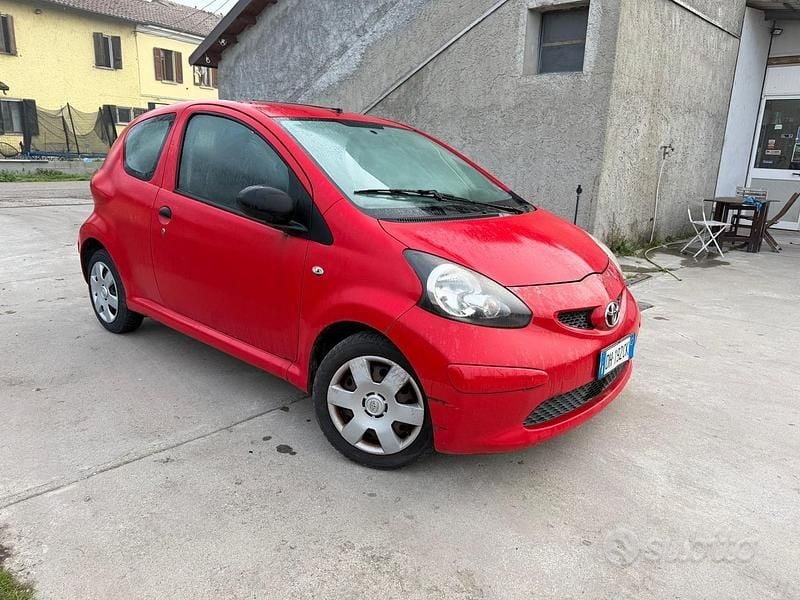 Usata Toyota Aygo Sol 67 CV (49 kW) 2007 Rosso Utilitaria