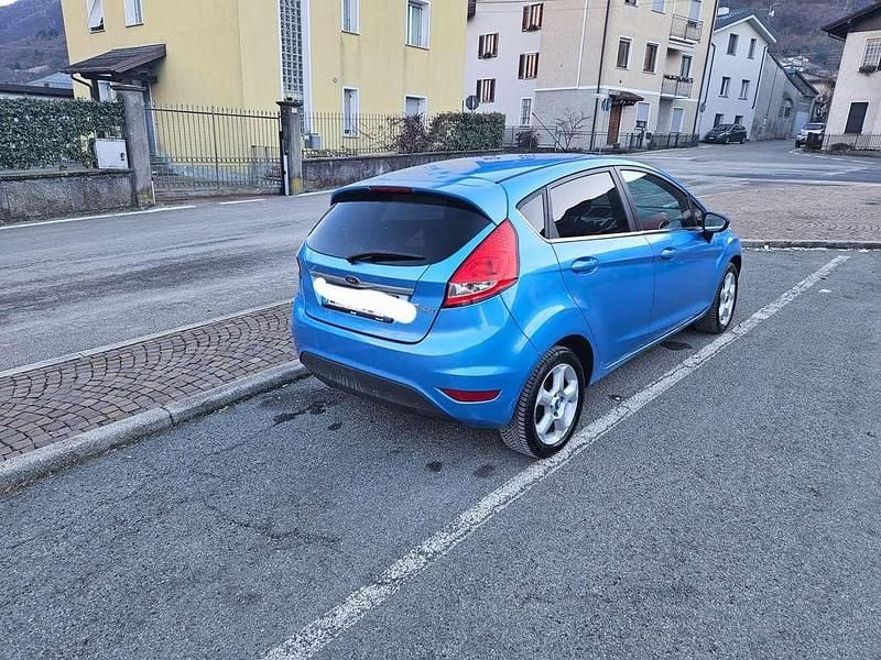 Usata Ford Fiesta Titanium 95 CV (69 kW) 2010 Blu/azzurro Berlina