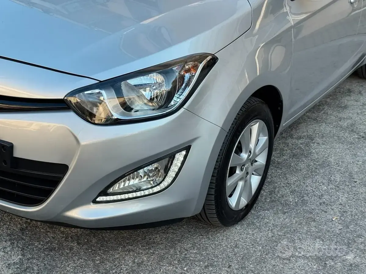 Usata Hyundai i20 Edition 75 CV (55 kW) 2014 Grigio Utilitaria