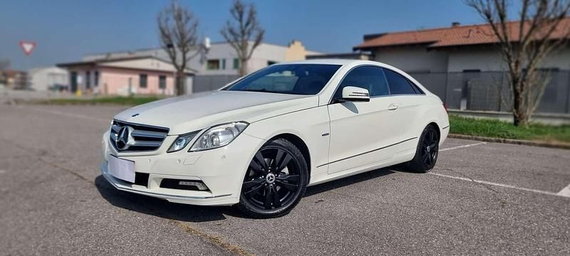 Usata Mercedes E220 170 CV (125 kW) 2010 Bianco Coupé