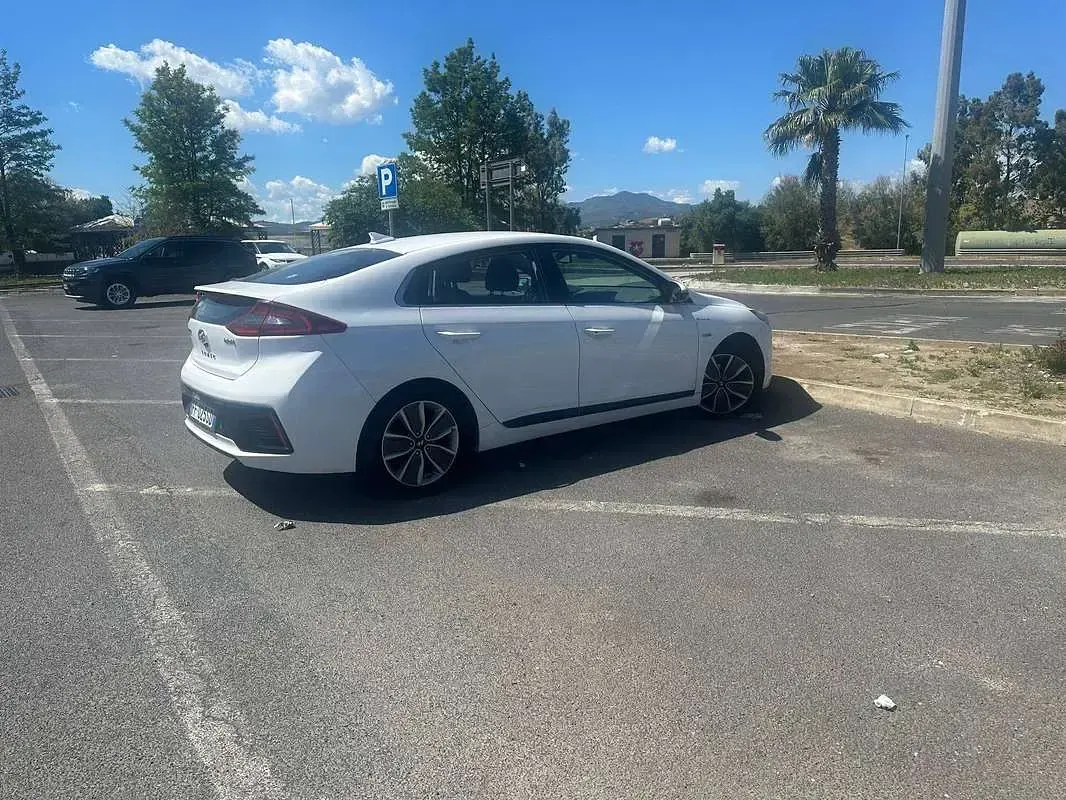 Usata Hyundai Ioniq Comfort 105 CV (77 kW) 2016 Bianco Utilitaria