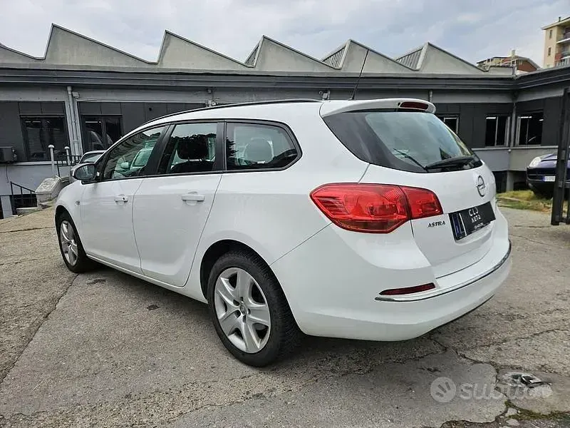 Usata Opel Astra 131 CV (96 kW) 2014 Bianco Station wagon