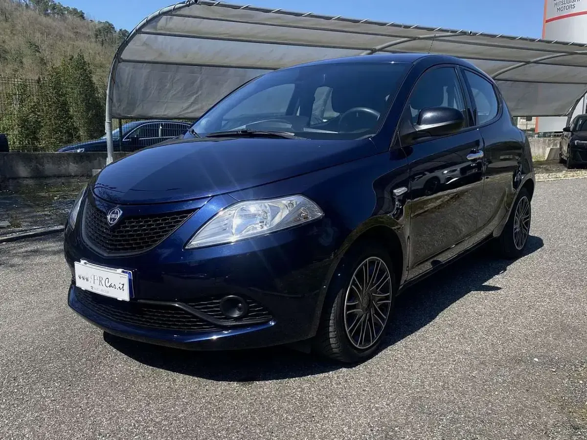 Usata Lancia Ypsilon Gold 69 CV (50 kW) 2018 Blu/azzurro Utilitaria