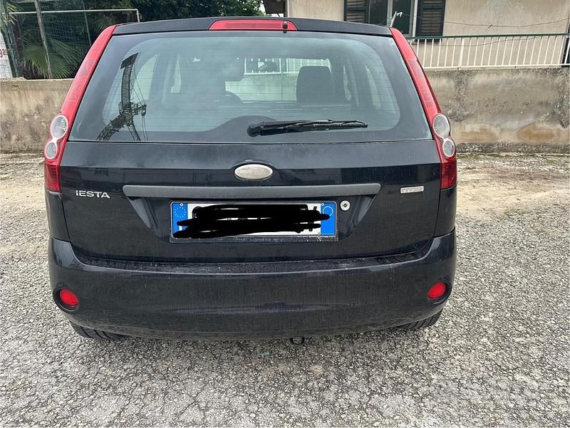 Usata Ford Fiesta 49 CV (36 kW) 2006 Nero Utilitaria