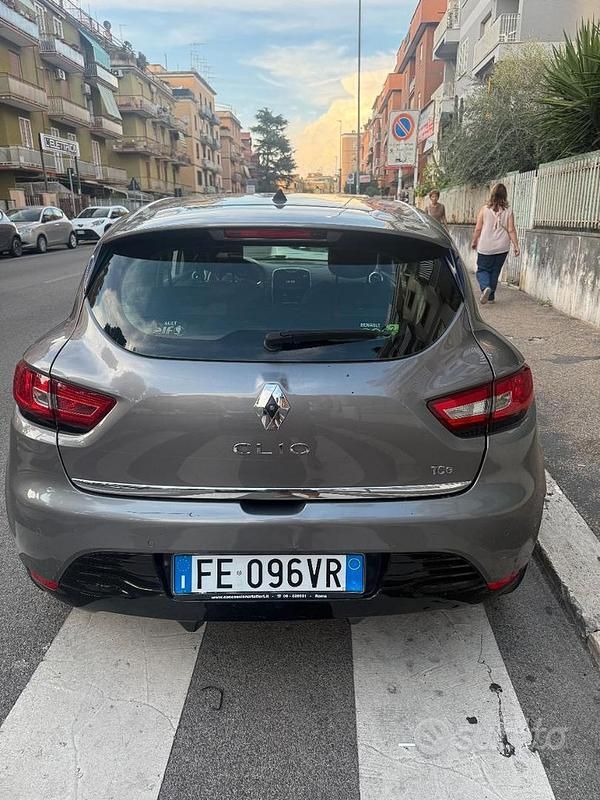 Usado Renault Clio IV 120 CV (88 kW) 2016 Gris Utilitario