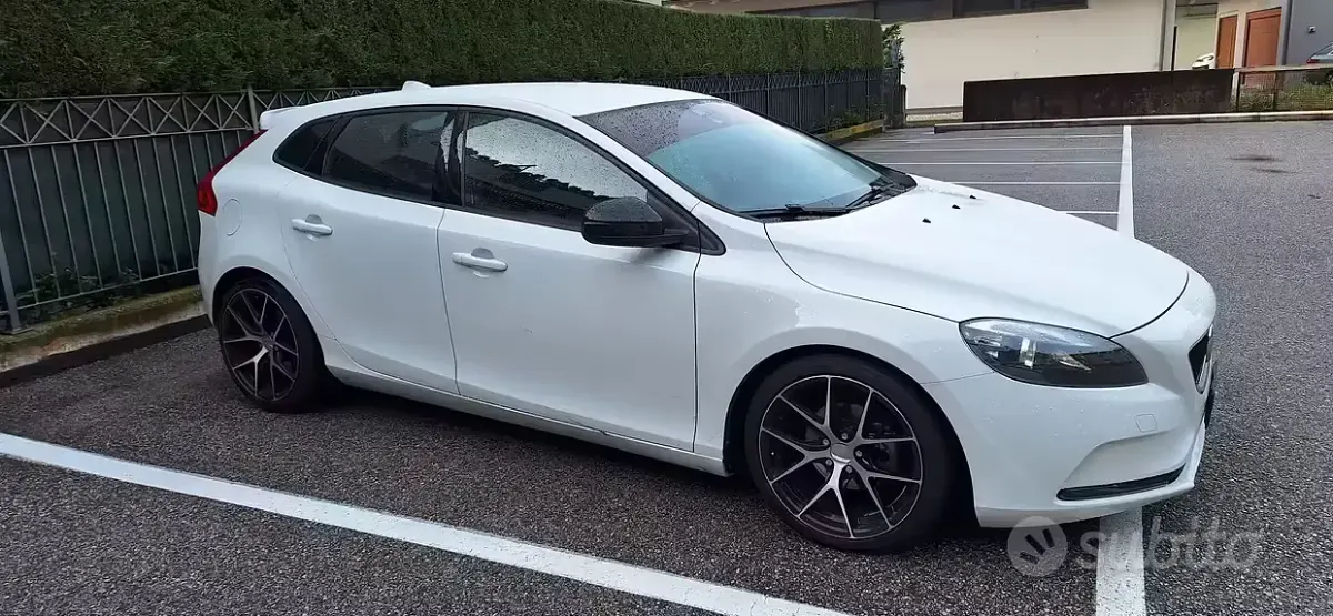Usata Volvo V40 120 CV (88 kW) 2016 Bianco Coupé