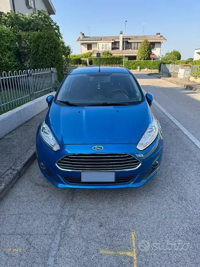 Usata Ford Fiesta Titanium 75 CV (55 kW) 2015 Blu Utilitaria