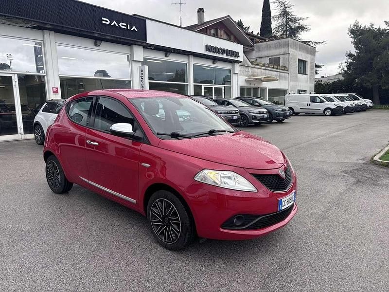 Usata Lancia Ypsilon Gold 69 CV (50 kW) 2020 Rosso Utilitaria