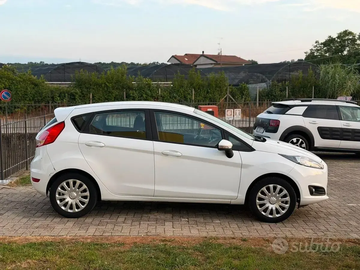 Usata Ford Fiesta 80 CV (58 kW) 2017 Bianco Utilitaria