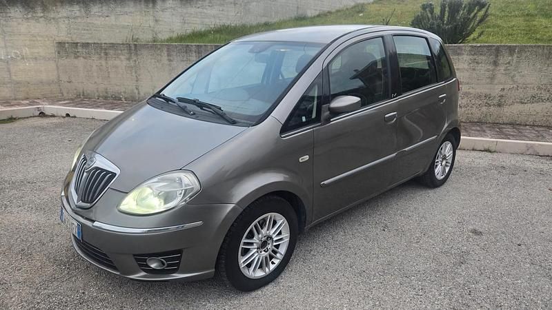 Usata Lancia Musa 90 CV (66 kW) 2008 Marrone Monovolume