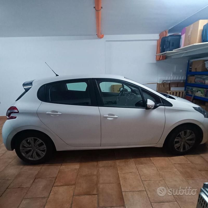 Usata Peugeot 208 68 CV (50 kW) 2013 Bianco Utilitaria