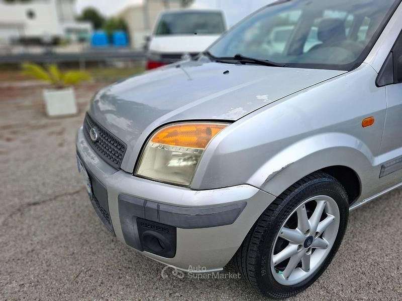 Usata Ford Fusion 68 CV (50 kW) 2006 Gray Monovolume